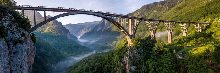 Ausblick auf die Đurđevića-Tara-Brücke im Durmitor-Nationalpark in Montenegro.