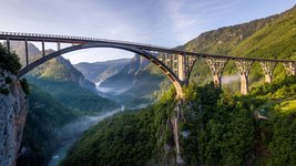 Ausblick auf die Đurđevića-Tara-Brücke im Durmitor-Nationalpark in Montenegro.