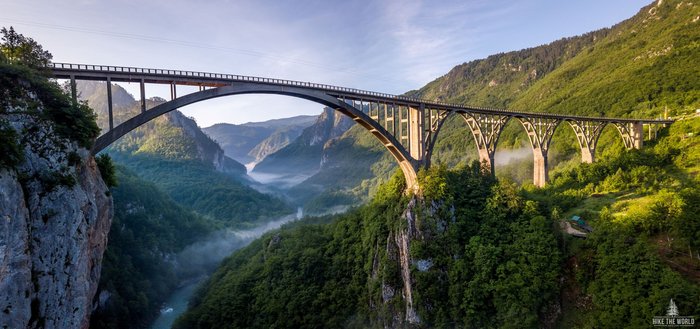 Ausblick auf die Đurđevića-Tara-Brücke im Durmitor-Nationalpark in Montenegro.