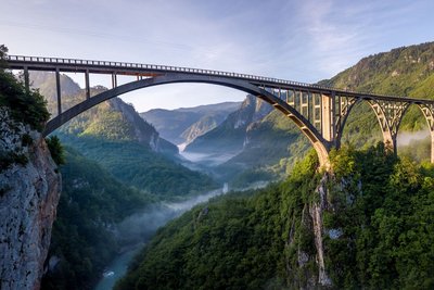 Ausblick auf die Đurđevića-Tara-Brücke im Durmitor-Nationalpark in Montenegro.