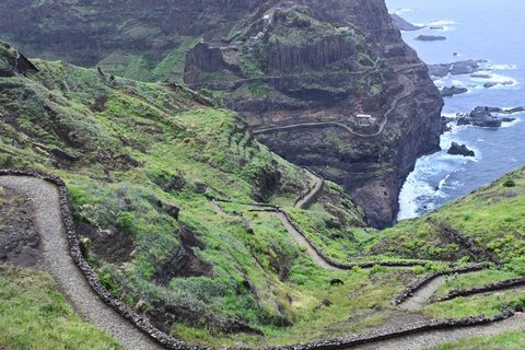 Ein Wanderweg schlängelt sich über dem Meer hoch