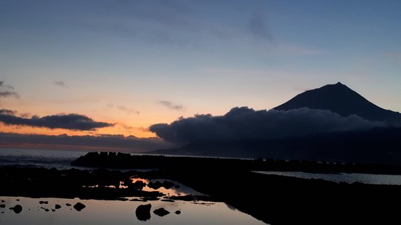 Sonnenuntergang am Meer auf Pico, Azoren