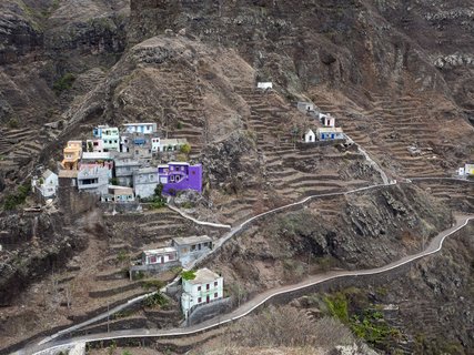 Blick von oben auf ein kleines Dorf auf einem Hügel mit bunten Häusern