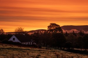 Ein Haus im Licht des Sonnenunterganges in Kenmare