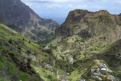 Blick von oben auf ein grünes Tal.