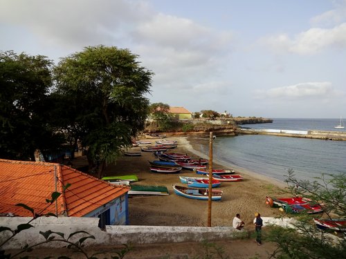 Kleine Boote liegen am Strand von Tarrafal