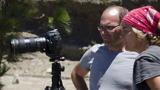 Teulnehmer der Kapverden-FotoReise begutachten den Bildausschnitt auf dem Display der Kamera.