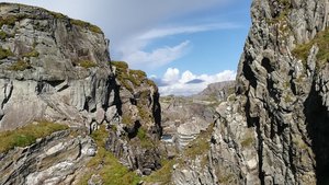 Felsen in Irland Hohe Felswand in Irland