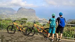 Zwei Radfahrer blicken auf die Küste von Madeira