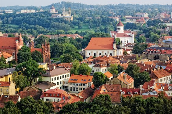 Aussicht auf die roten Dächer von Vilnius