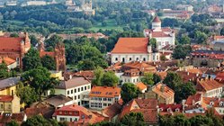 Aussicht auf die Altstadt von Vilnius in Litauen Aussicht auf die roten Dächer von Vilnius