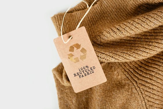 Recyceltes Oberteil aus Schweden Auf dem Bild ist ein hellbrauner Pullover zu sehen, welcher vollständig aus recycelten Materialien hergestellt wurde.