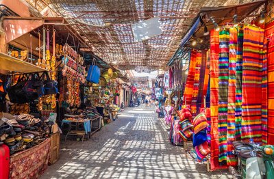 Bunte Marktstände in der Medina