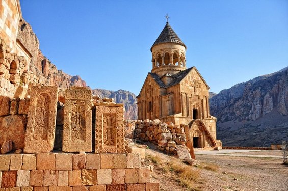 Ansicht einer Kirche im armenischen Bergland