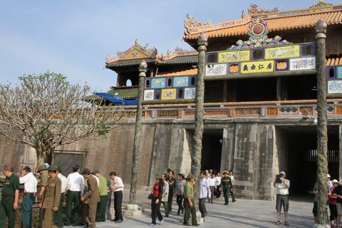 Menschen vor der Zitadelle in Hue