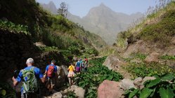 Reisegruppe wandert durch die grüne Natur auf den Kapverden