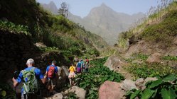 Wanderung durch die Landschaft der Kapverden Reisegruppe wandert durch die grüne Natur auf den Kapverden