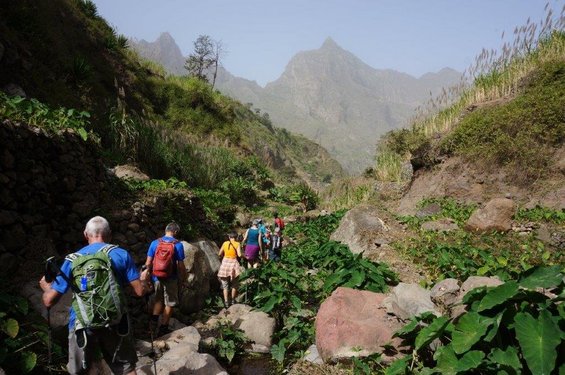 Reisegruppe wandert durch die grüne Natur auf den Kapverden