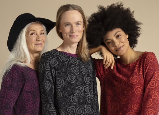 3 Frauen präsentieren die nachhaltige Mode von Gudrun Sjöden