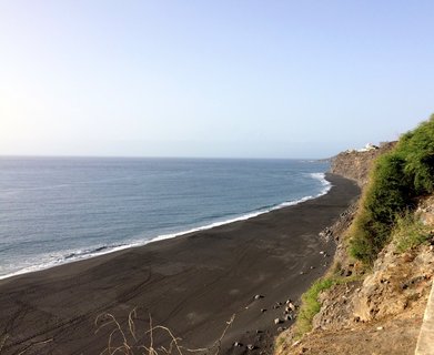 Der dunkle Strand von Sao Filipe