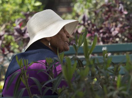 Eine ältere einheimische Frau mit einem weißen Hut 