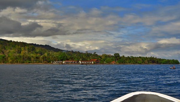Der kleine Ort Esprainha auf Sao Tomé Blick auf ein kleines Dorf, das am Meer liegt