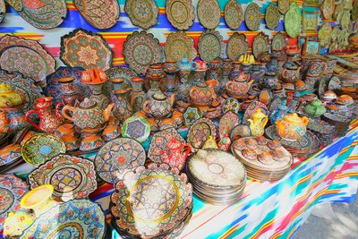 Bunt bemaltes Porzellan auf einem Basar in Taschkent
