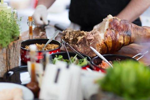 Ein Koch bereitet traditionelles Essen auf der Straße zu