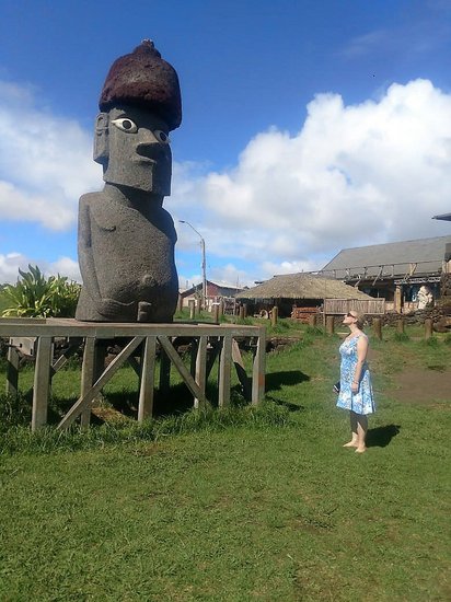 Größenvergleich mit der Moai-Statue auf der Osterinsel Unsere Kollegin Alissa stellt sich dem Größenvergleich mit einer Steinskulptur auf der Osterinsel.