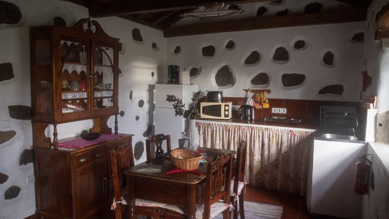 Küche der Aldeia da Cuada Unterkunft mit Küchenzeile und Tisch mit Stühlen  auf Flores, Azoren