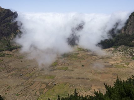 Ein Nebelschleier über Feldern auf den Kapverden