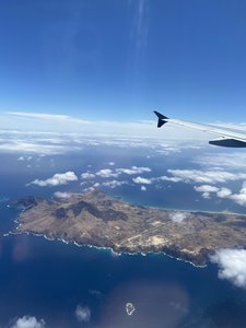 Blick aus dem Flugzeug auf Madeira und das Meer