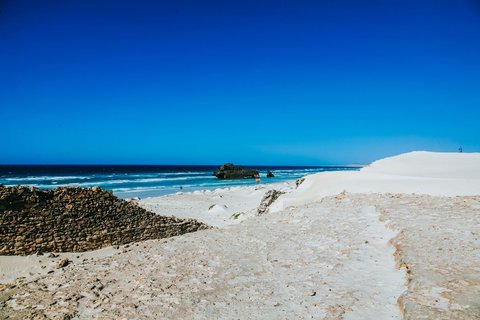 Menschenleerer weißer Sandstrand auf Boavista