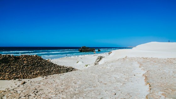 Menschenleerer weißer Sandstrand auf Boavista