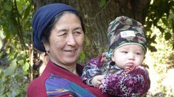 Eine usbekische Mitter mit ihrem Kind