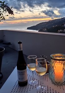 Ein Gläschen Wein mit Blick auf das Meer Zwei Gläser Wein vor dem Meer