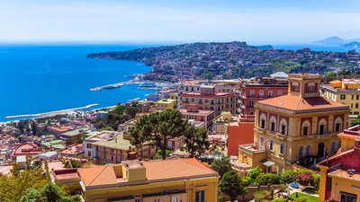 Die italienische, an der Küste gelegene Stadt Neapel von Oben
