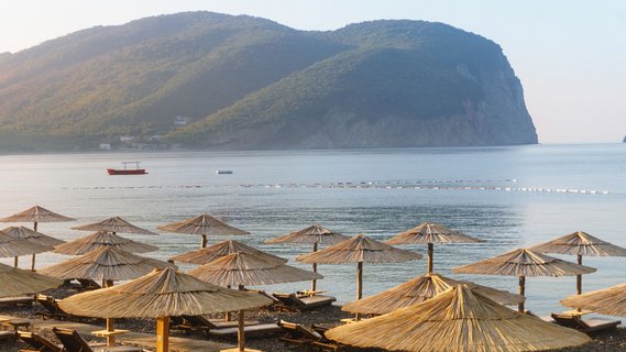 Strand von Buljarica ander Adriaküste in Montenegro.