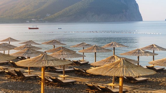 Strand von Buljarica ander Adriaküste in Montenegro.