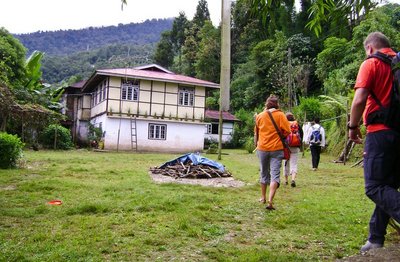 Eine Reisegruppe kommt im Dorf Kewzing im nordindischen Bundesstaat Sikkim an.