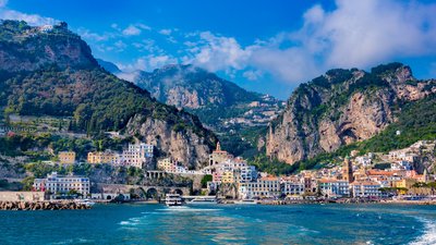 Die Stadt Amalfi unterhalb steiler Klippen vom Meer aus gesehen