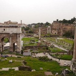Blick auf die alten Ruinen im Forum in Rom 