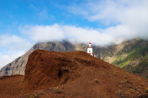 Eine Kirche auf einem Hügel auf der Kanaren-Insel El Hierro