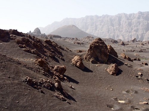 Steinige Landschaft in den Bergen auf den Kapverden