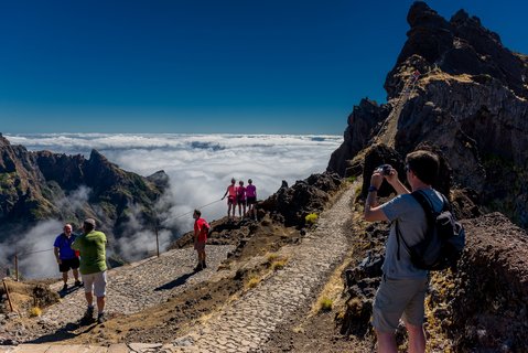 Reisegruppe macht Fotos auf dem Pico do Areeiro auf Madeira.