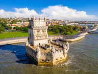 Ein Turm in der Mündung des Flusses Tejo bei Lissabon