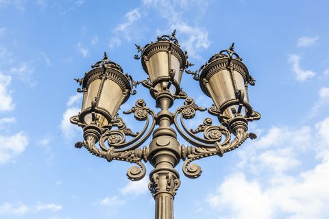 Eine alte Frankfurter Straßenlaterne vor blauem Himmel