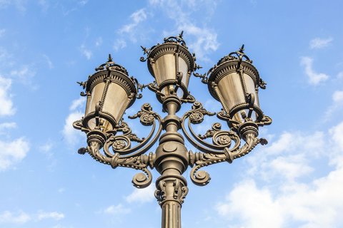 Eine alte Frankfurter Straßenlaterne vor blauem Himmel