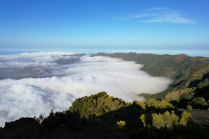 Ausblick auf die Wolken beim Bergwandern auf El Hierro.