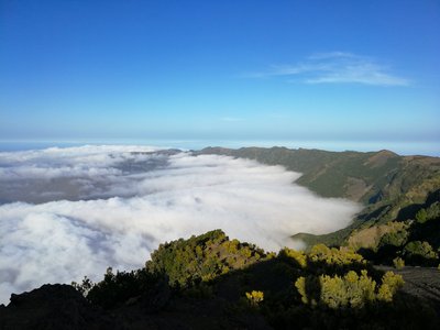 Ausblick auf die Wolken beim Bergwandern auf El Hierro.